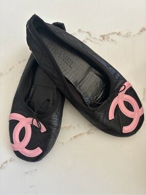 CHANEL cambon Black Leather Ballet Flats with Pink CC Emblems